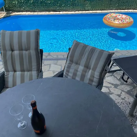 App Rebecca - Private Pool Appartement *