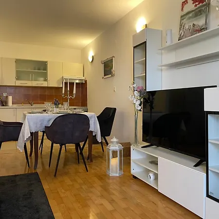 App Rebecca - Private Pool Apartment *